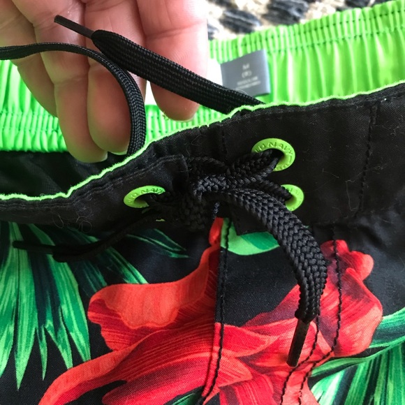 Hibiscus Board Shorts Boys Size 8 Medium w/ built in underwear - Picture 4 of 9